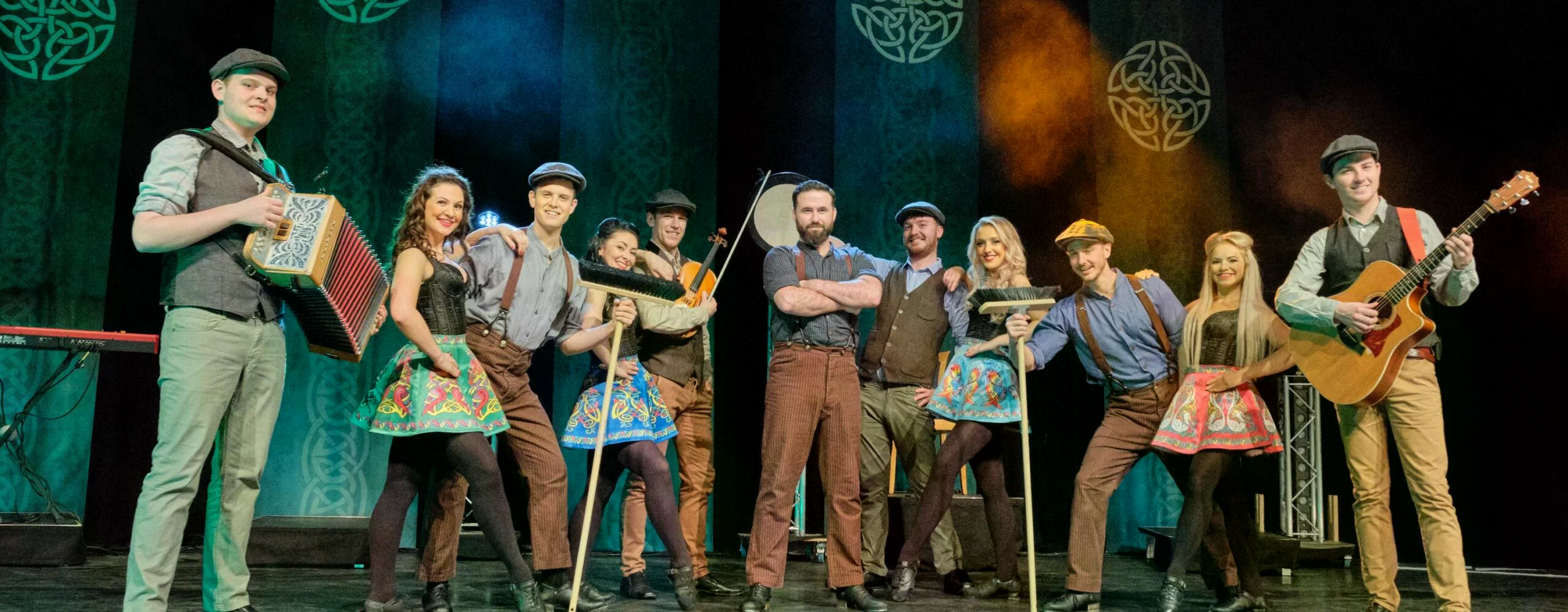 Celtic Rhythms Ensemble mit Instrumenten und Besen auf der Bühne